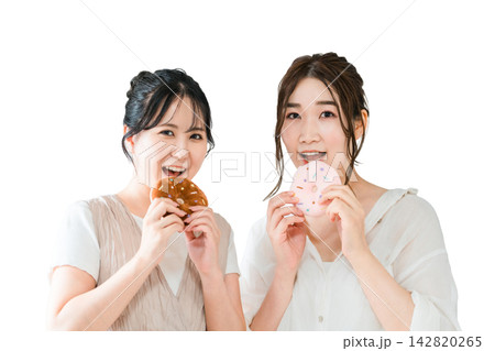 ドーナツ・スイーツ・おやつ・デザートを食べる女性達 142820265