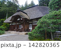 静寂に包まれた歴史的建造物、美しい緑と松の木に囲まれた日本の古き良き木造建築 静寂に包まれた歴史的建造物、美しい緑と松の木に囲まれた日本の古き良き木造建築 142820365