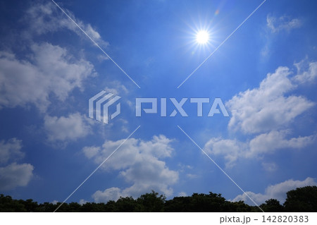 太陽と雲のある青空 142820383