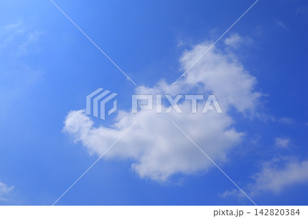 太陽と雲のある青空 142820384
