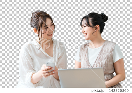 同時使用智慧型手機和筆記型電腦的女性、朋友、媽媽和同事。 同時使用智慧型手機和筆記型電腦的女性、朋友、媽媽和同事。 142820869
