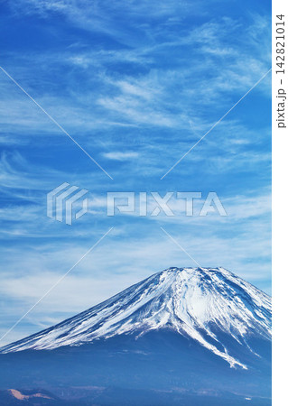 静岡県　朝霧高原からの青空と富士山 142821014