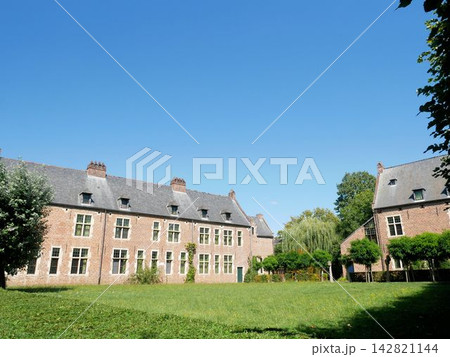 夏の大ベギン修道院(ベルギー・ルーヴェン) 夏の大ベギン修道院(ベルギー・ルーヴェン) 142821144