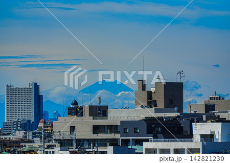 我が町から見た富士山と高層マンション 142821230