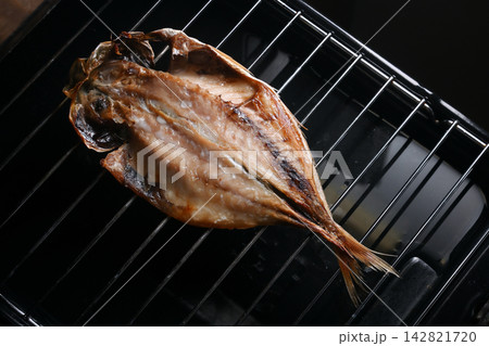 アジの開き 魚焼きグリル 鯵の干物 アジの開き 魚焼きグリル 鯵の干物 142821720