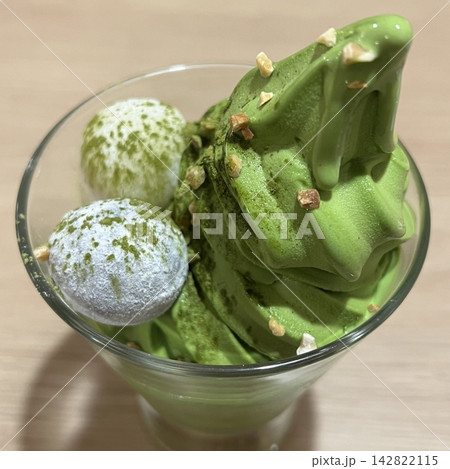 Creamy matcha ice cream with a vibrant green color and rich, earthy flavor. A perfect treat blending sweetness with the bold taste of Japanese green tea. 142822115
