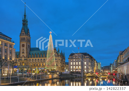 Hamburg Germany night Christmas market at Rathaus City Hall Square Hamburg Germany night Christmas market at Rathaus City Hall Square 142822337