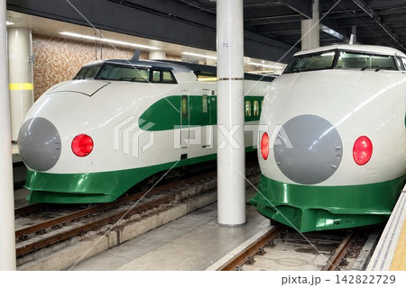 200系新幹線の車両 駅構内に並ぶ新幹線の先頭車両 200系新幹線の車両 駅構内に並ぶ新幹線の先頭車両 142822729
