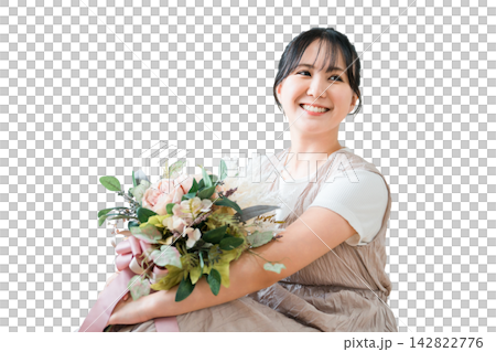 ドライフラワーのスワッグを持つおしゃれな女性 142822776
