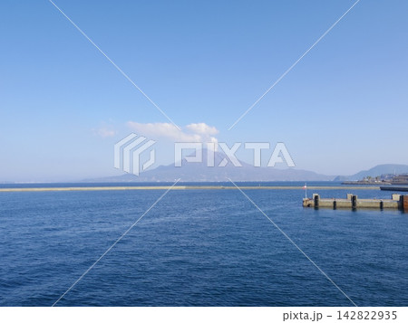 垂水港より望む桜島(鹿児島県垂水市) 垂水港より望む桜島(鹿児島県垂水市) 142822935