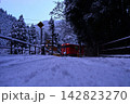 雪降る中を走る列車 142823270