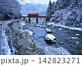 雪の中を走る赤い列車 142823271