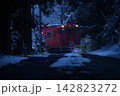 雪降る中の赤い列車 142823272