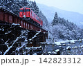 雪の中を走る列車 142823312