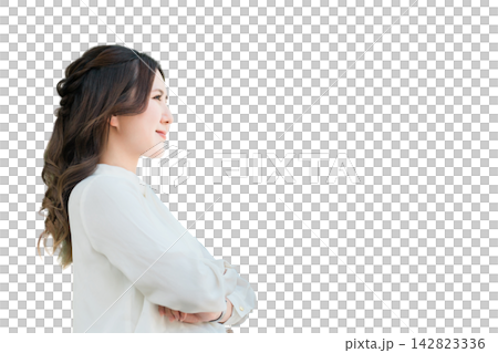 一位女企業家的側臉照，雙手交叉抱胸（自信、動力、事業） 142823336