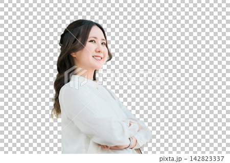 交叉雙臂的女商人(信心、動力、事業) 交叉雙臂的女商人(信心、動力、事業) 142823337