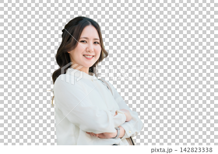 交叉雙臂的女商人(信心、動力、事業) 交叉雙臂的女商人(信心、動力、事業) 142823338