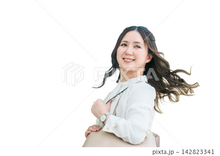 髪を靡かせながら振り向く若いアジア人ビジネスウーマン 髪を靡かせながら振り向く若いアジア人ビジネスウーマン 142823341