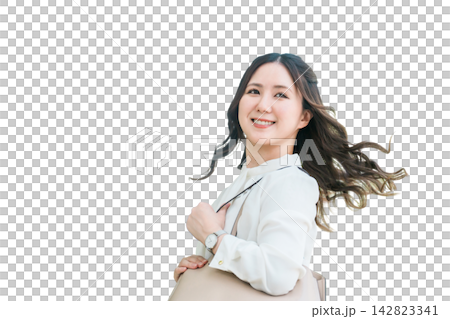 髪を靡かせながら振り向く若いアジア人ビジネスウーマン 髪を靡かせながら振り向く若いアジア人ビジネスウーマン 142823341