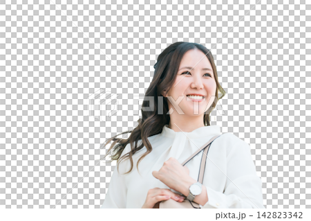 一位年輕的亞洲女商人轉過身，長髮在風中飄揚。 142823342