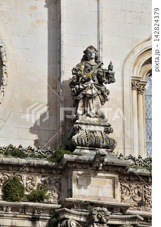 Statuesque figure adorning the facade of Monastery Santa Maria in Alcobaca, Portugal 142824379