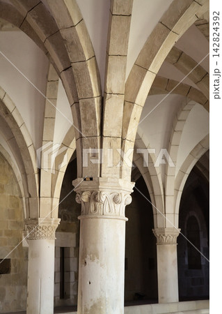 Vaulted ceiling and columns at Monastery Santa Maria in Alcobaca, Portugal 142824392