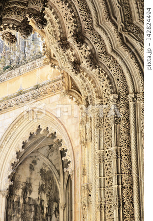 Intricate stone carvings in the historic Batalha monastery in Portugal 142824494