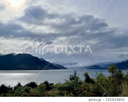 光と影が織りなす湖と山並みの静寂な風景 光と影が織りなす湖と山並みの静寂な風景 142824601