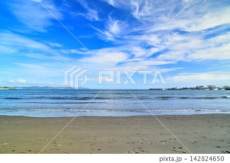 江の島 片瀬東浜海水浴場から湘南港灯台とすじ雲 江の島 片瀬東浜海水浴場から湘南港灯台とすじ雲 142824650