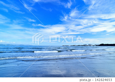 江の島　片瀬東浜海水浴場から湘南港灯台とすじ雲 142824653