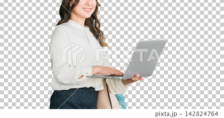 身著商務休閒裝的辦公室女性和職業女性正在使用筆記型電腦。 身著商務休閒裝的辦公室女性和職業女性正在使用筆記型電腦。 142824764