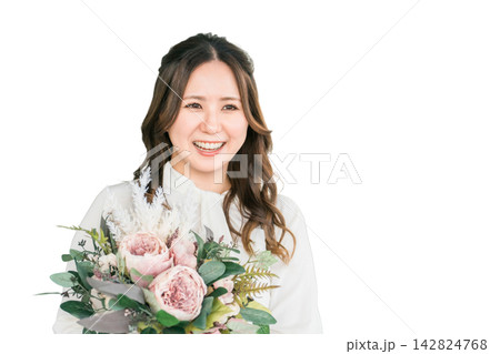 送別会・歓迎会・育休で同僚から花束をもらう若いビジネスウーマン 送別会・歓迎会・育休で同僚から花束をもらう若いビジネスウーマン 142824768