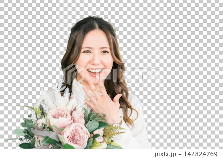 一位年輕的女商人在歡送會、歡迎會和育嬰假期間收到同事送的一束鮮花。 142824769