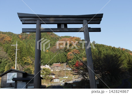 家々と山を従えるフレームのような意非神社の大鳥居 家々と山を従えるフレームのような意非神社の大鳥居 142824867