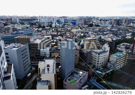 地平線まで広がる東京・大井町の都市景観とビル群 地平線まで広がる東京・大井町の都市景観とビル群 142826279