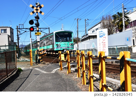 南足柄市 大雄山線の小田原駅行通過列車と沼田踏切 南足柄市 大雄山線の小田原駅行通過列車と沼田踏切 142826345