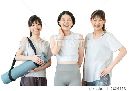 スポーツジムでヨガウェアを着てトレーニングする女性達（ヨガ・ホットヨガ・エクササイズ） 142826358