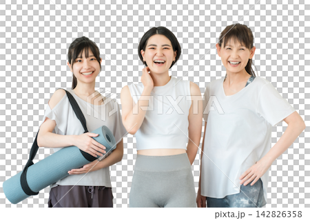 スポーツジムでヨガウェアを着てトレーニングする女性達（ヨガ・ホットヨガ・エクササイズ） 142826358