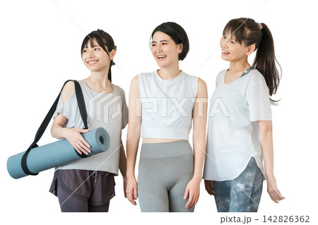 スポーツジムでヨガウェアを着てトレーニングする女性達（ヨガ・ホットヨガ・エクササイズ） 142826362