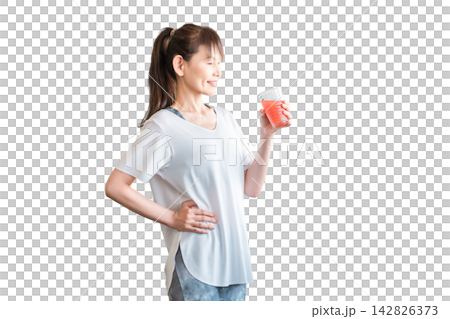 野菜ジュースを飲むスポーツウェア姿の中高年のアジア人女性（美容・栄養補給・ダイエット・美肌） 142826373