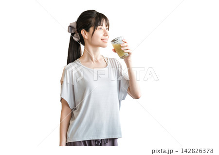 トレーニング後に水分補給,栄養補給する若いアジア人女性 142826378
