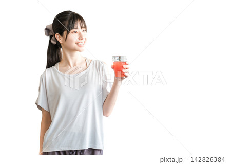 野菜ジュースを飲むスポーツウェア姿の若アジア人女性(便秘改善・むくみ予防・腸内環境) 野菜ジュースを飲むスポーツウェア姿の若アジア人女性(便秘改善・むくみ予防・腸内環境) 142826384
