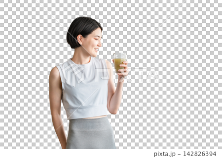 トレーニング後に水分補給,栄養補給する若いアジア人女性 142826394