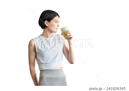 トレーニング後にスムージーで水分補給,栄養補給する若いアジア人女性 142826395