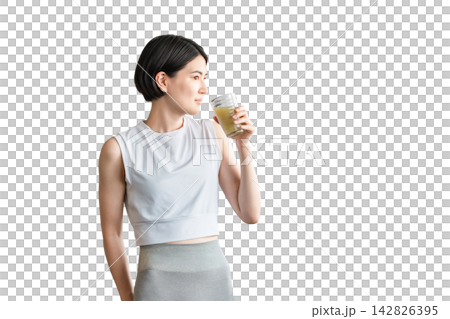 トレーニング後にスムージーで水分補給,栄養補給する若いアジア人女性 142826395