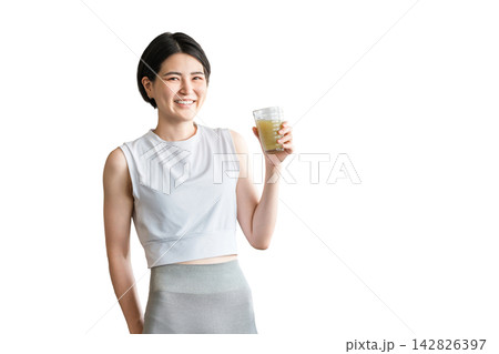 トレーニング後に水分補給,栄養補給する若いアジア人女性 142826397