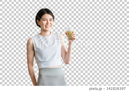 トレーニング後に水分補給,栄養補給する若いアジア人女性 142826397