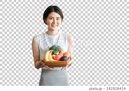 A young Asian woman in sportswear holding vegetables (vegetable deficiency, nutritional balance, green and yellow vegetables) A young Asian woman in sportswear holding vegetables (vegetable deficiency, nutritional balance, green and yellow vegetables) 142826414
