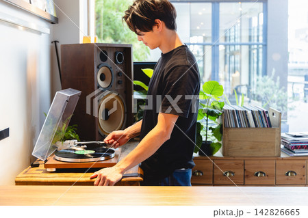 レコードをセットする男性 レコードをセットする男性 142826665