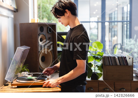 洗練されたラウンジでアナログレコードの針を真剣に落とす 洗練されたラウンジでアナログレコードの針を真剣に落とす 142826666